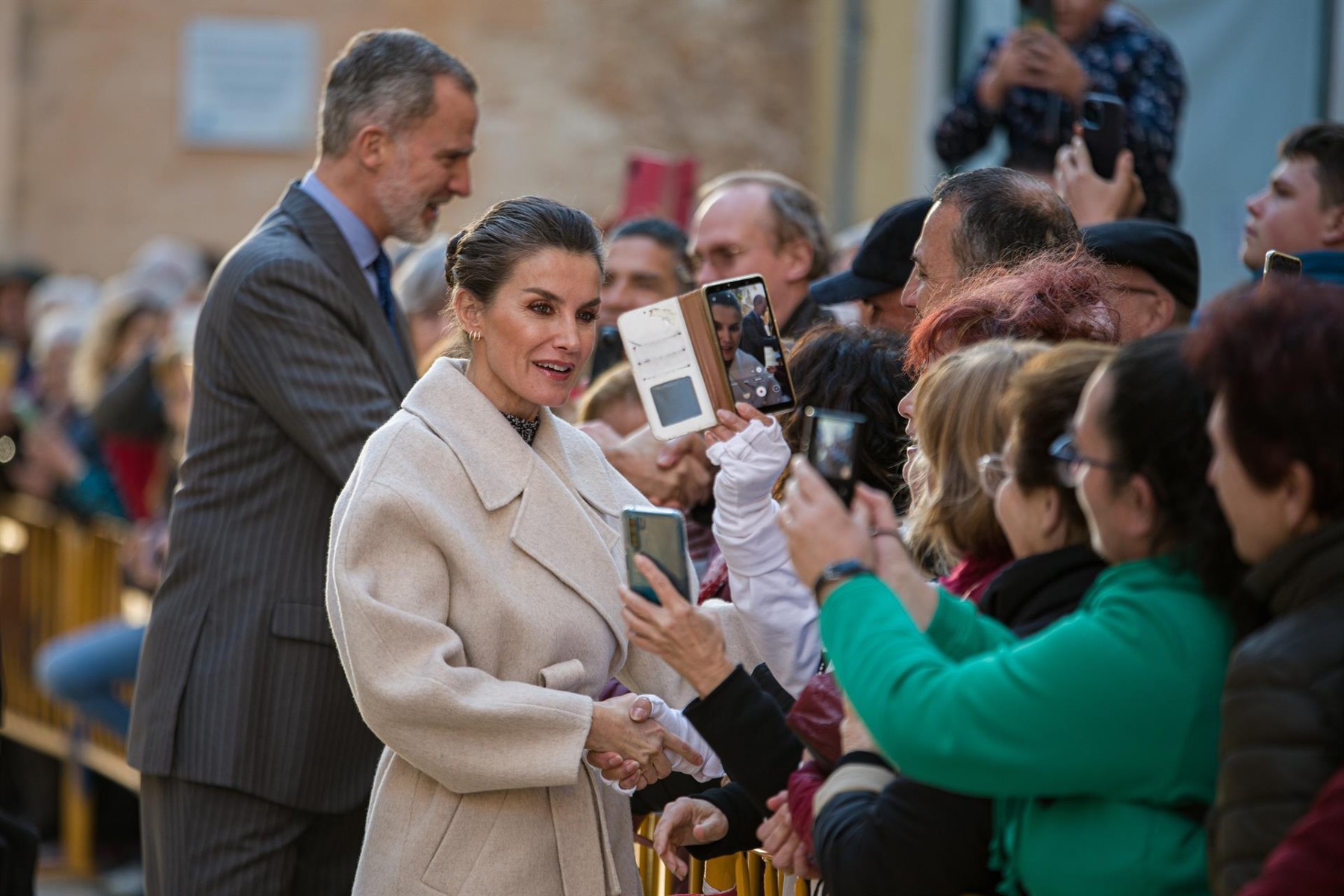 La reina saluda a varias personas en Ciutadella