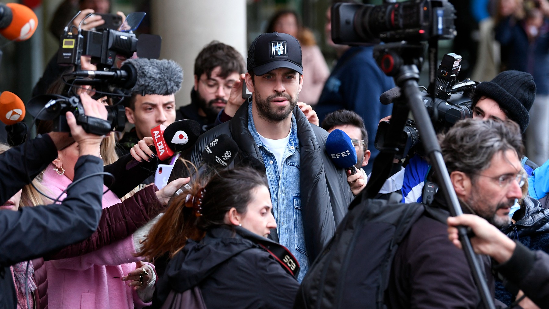 Piqué, rodeado de periodistas. (AFP)