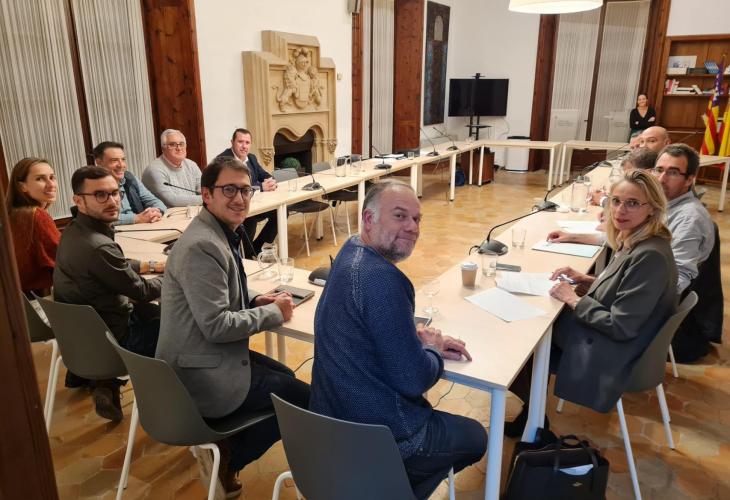 Foto de la reunión, con el conseller Negueruela