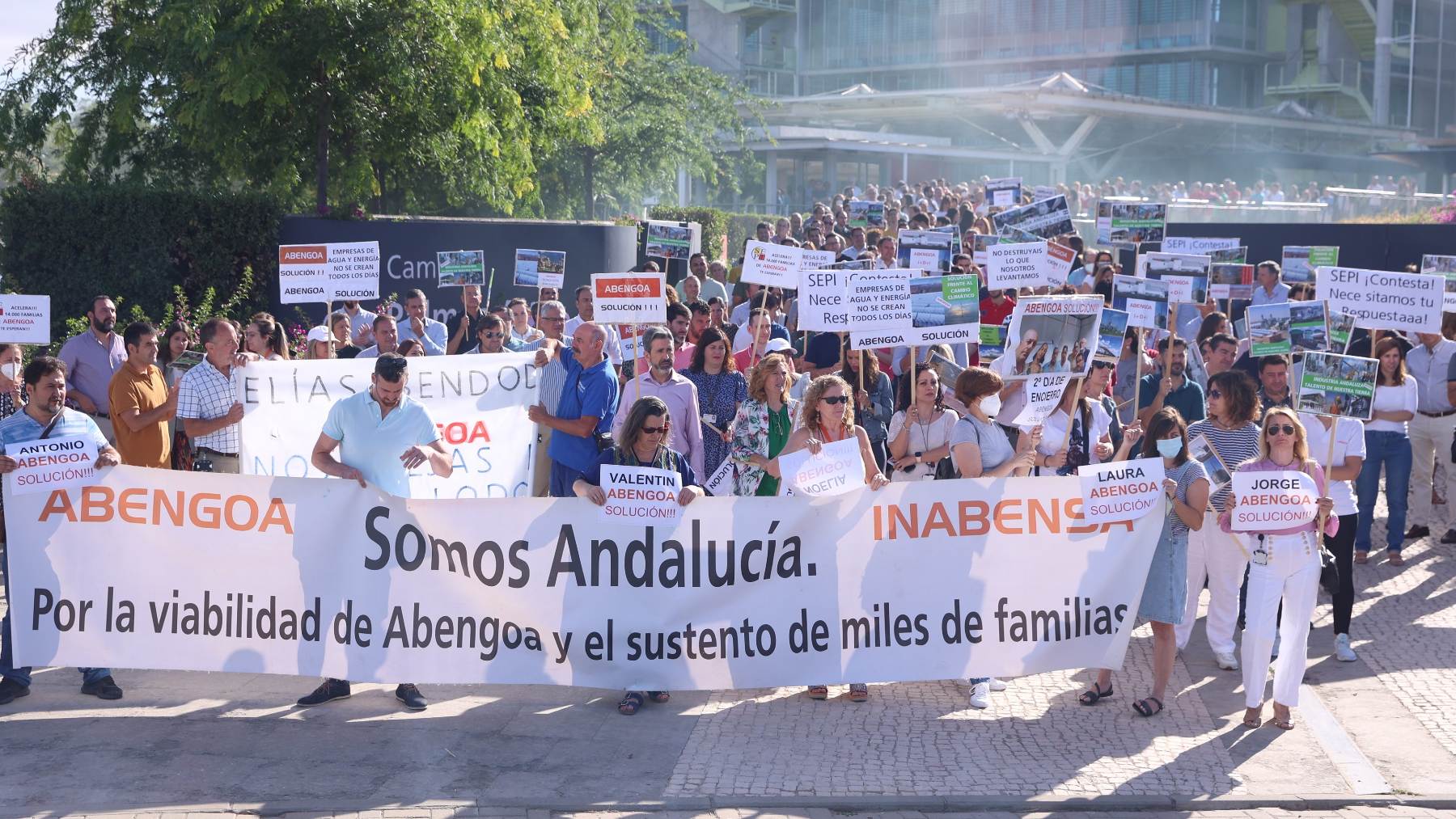 Protesta de empleados de Abengoa, en Sevilla, el pasado mes de junio. EP