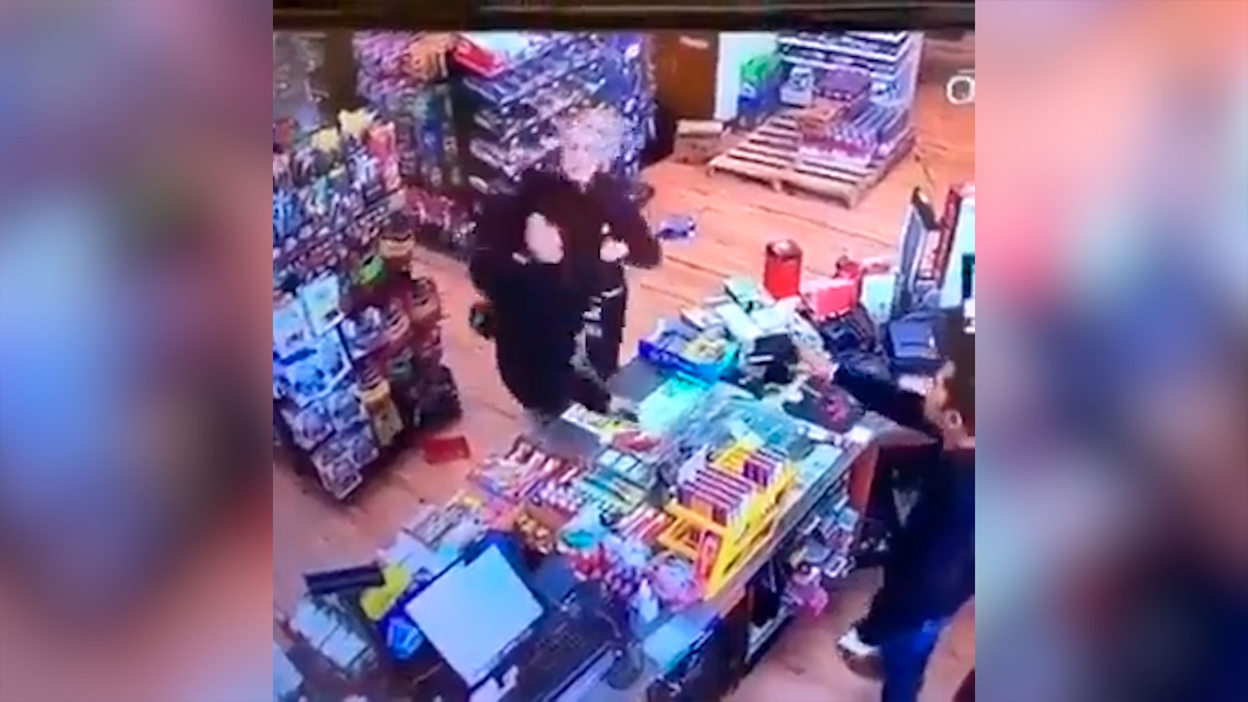 Una mujer ataca a otra en un supermercado