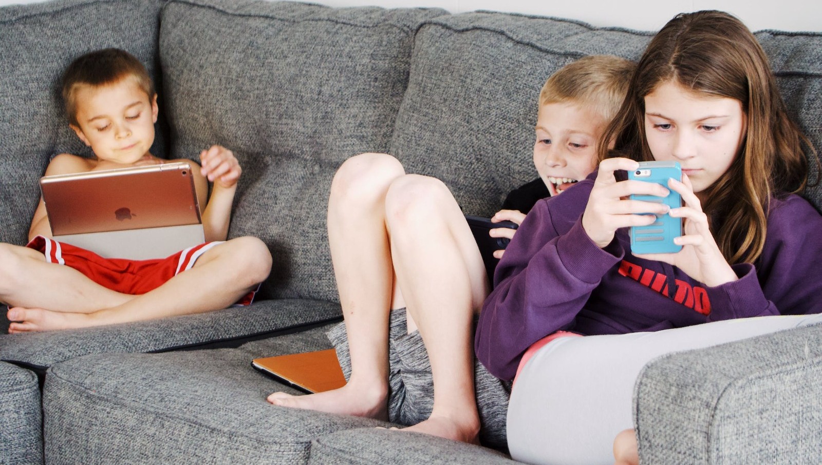 Crece el número de menores que ya tienen móvil.