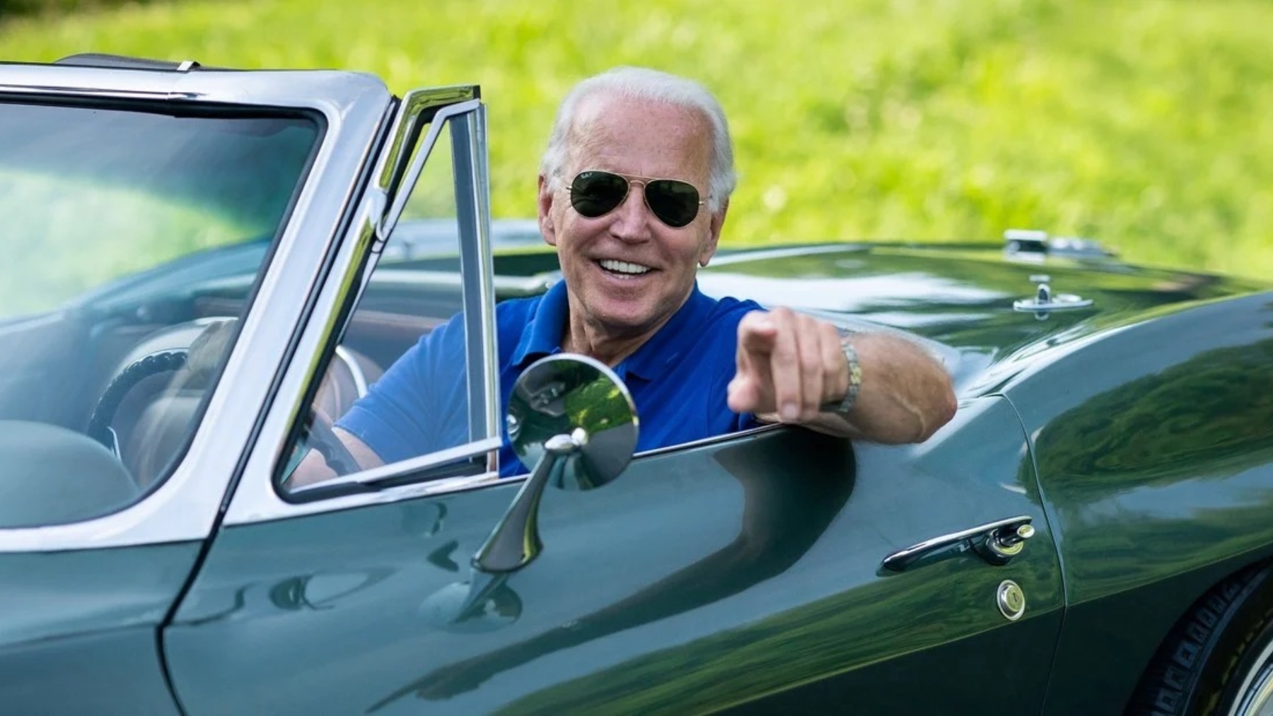 Joe Biden en su Corvette.