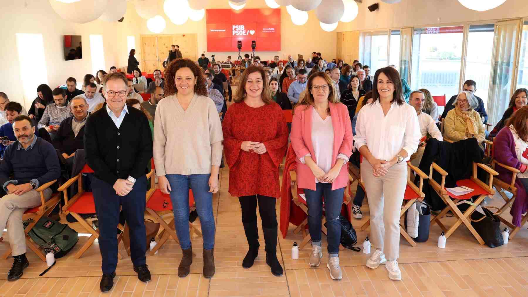 La secretaria general del PSOE balear, Francina Armengol, y altos cargos del partido en la reunión hoy del Consell Polític.