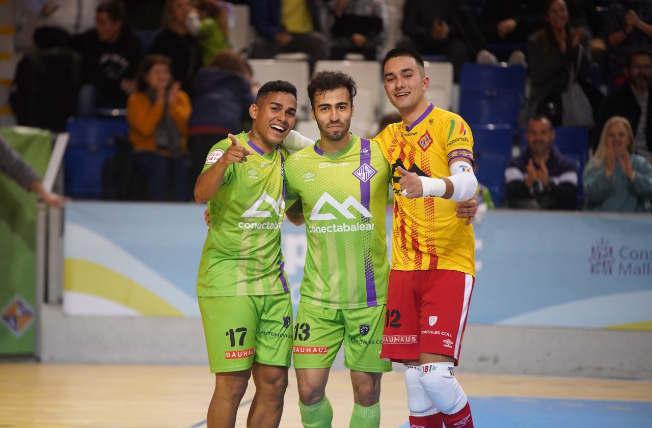 Cleber, Moslem y Chechu celebran el quinto gol del partido