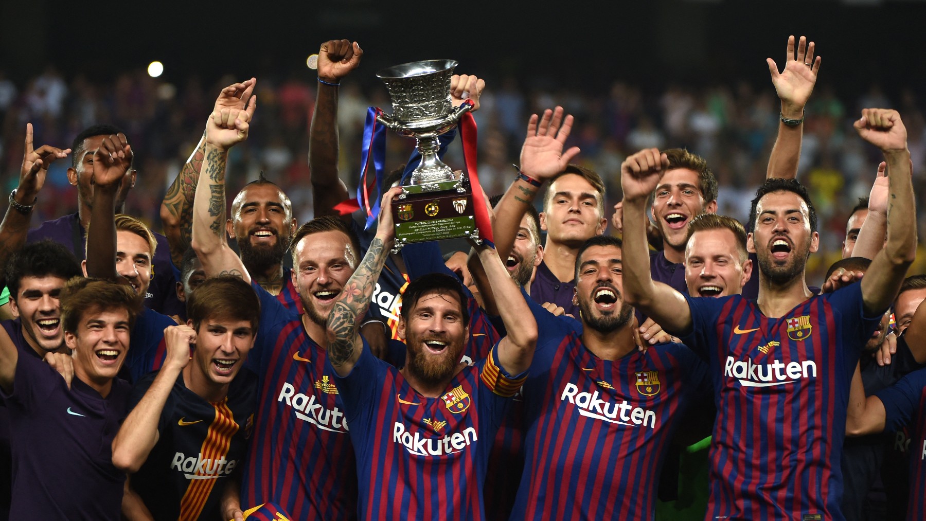 El Barcelona levanta la Supercopa de España tras ganar al Athletic en 2018. (AFP)