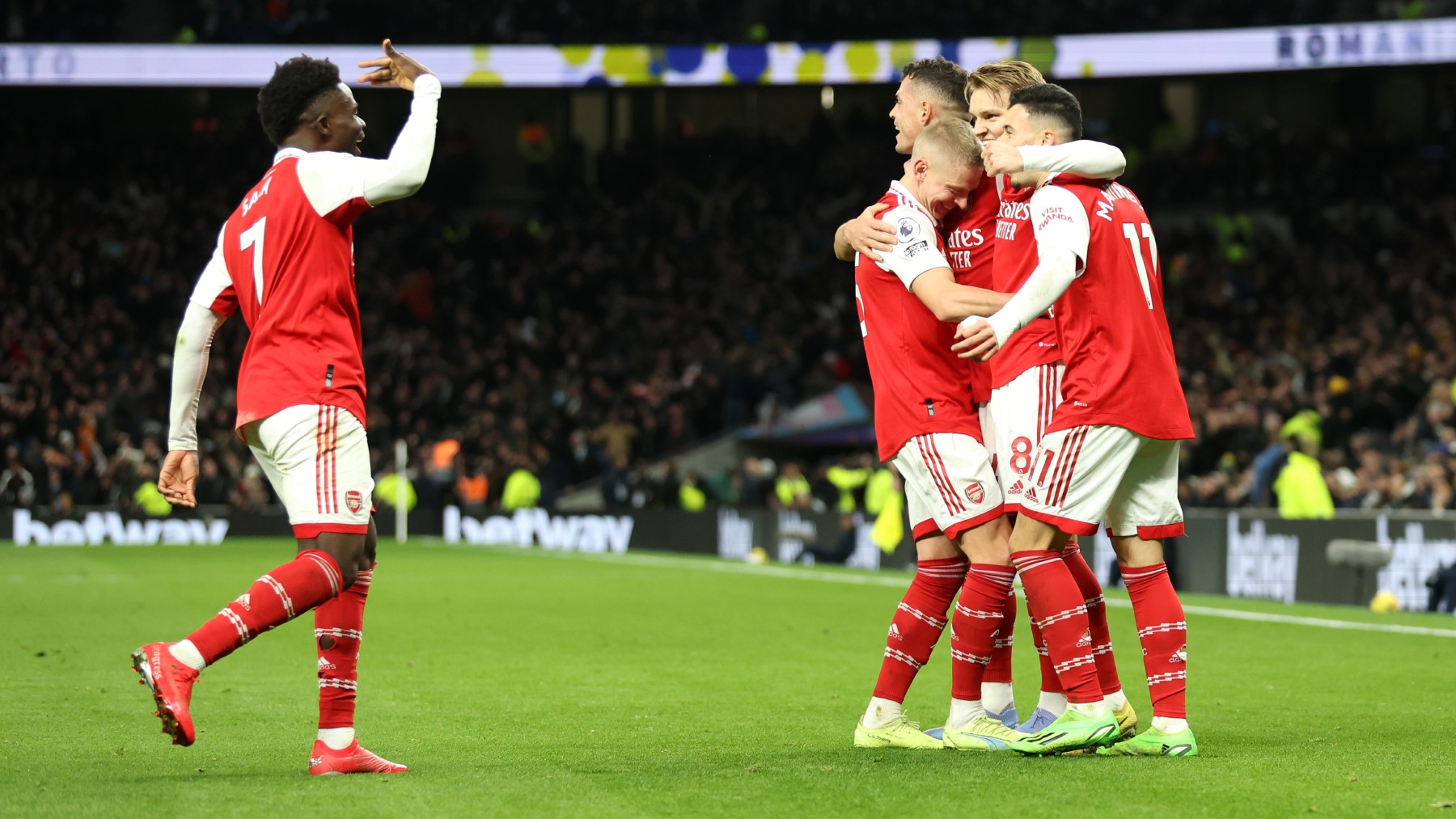Los jugadores del Arsenal celebran el gol de Ödegaard al Tottenham. (Getty)