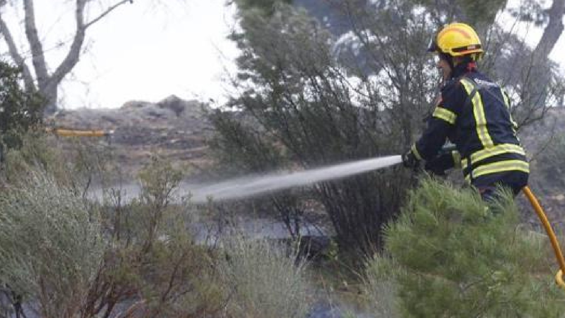 Los bomberos combaten desde tierra el descomunal incendio en la sierra de Alicante.