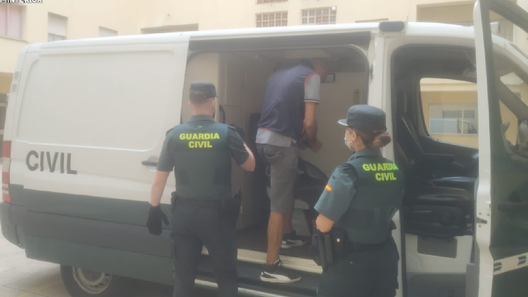 Uno de los detenidos en la operación llevada a cabo por la Guardia Civil.