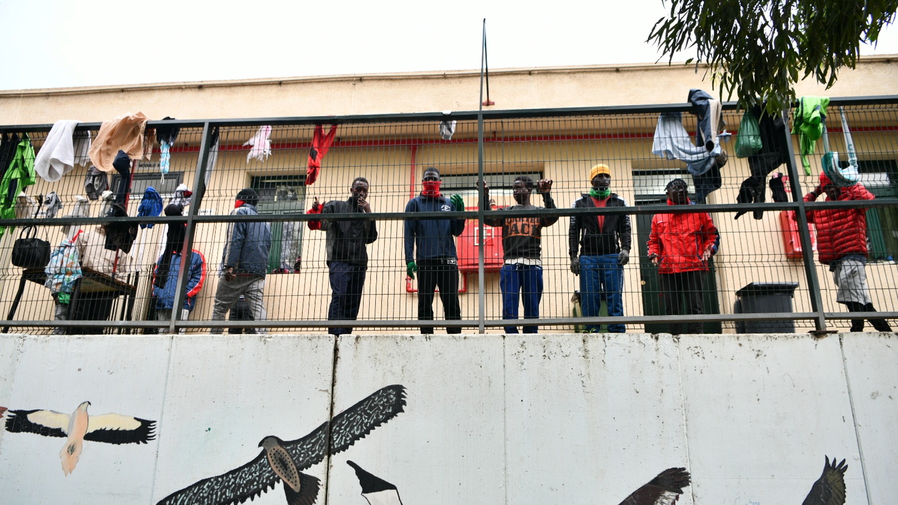 Un grupo de inmigrantes subsaharianos acogidos en el CETI de Ceuta (ANTONIO SEMPERE / EUROPA PRESS).