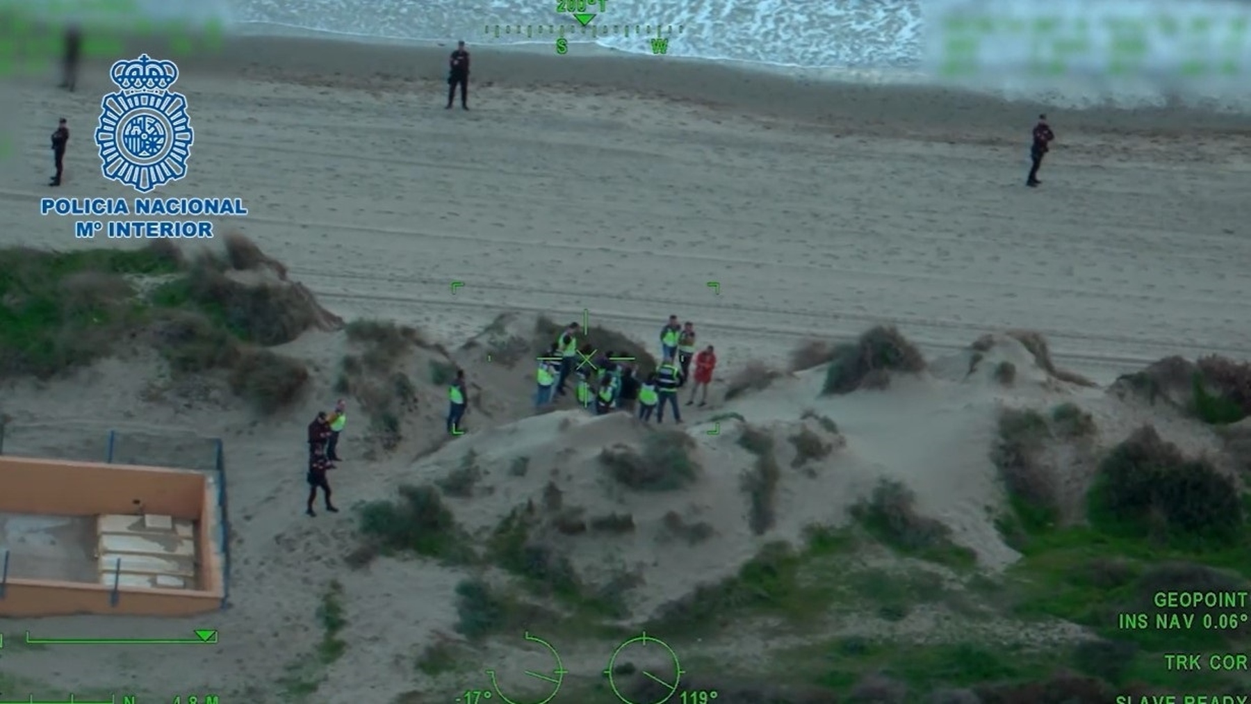 Agentes de la Policía Nacional en la playa de Marbella donde fue hallada la mujer (CNP).