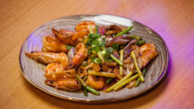 Gambas salteadas con verduras chinas