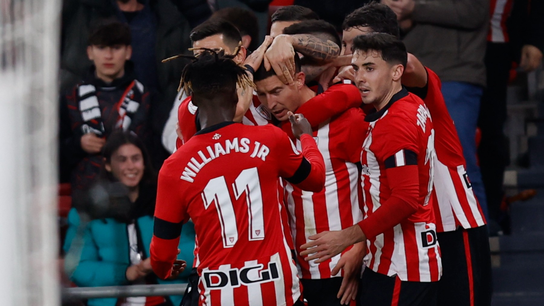 Los jugadores del Athletic celebran el gol de De Marcos ante el Espanyol. (EFE)