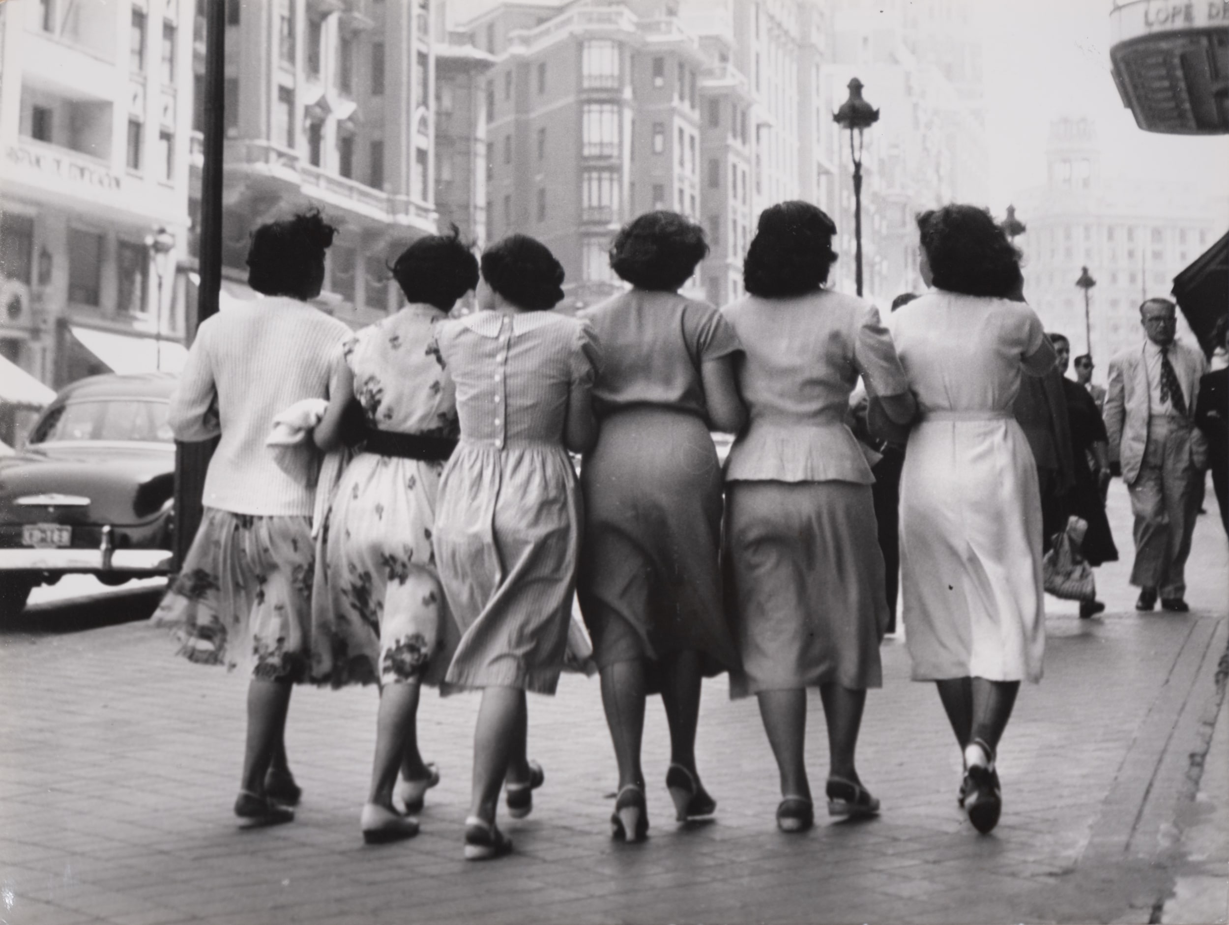 Francesc Catalá-Roca Señoritas paseando por la Gran Vía de Madrid Toma, 1953. Copia posterior Gelatinobromuro de plata sobre papel baritado Museo de la Real Academia de Bellas Artes de San Fernando