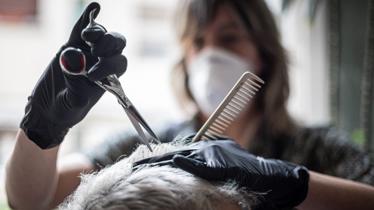 Una peluquera cortando el pelo. Archivo.