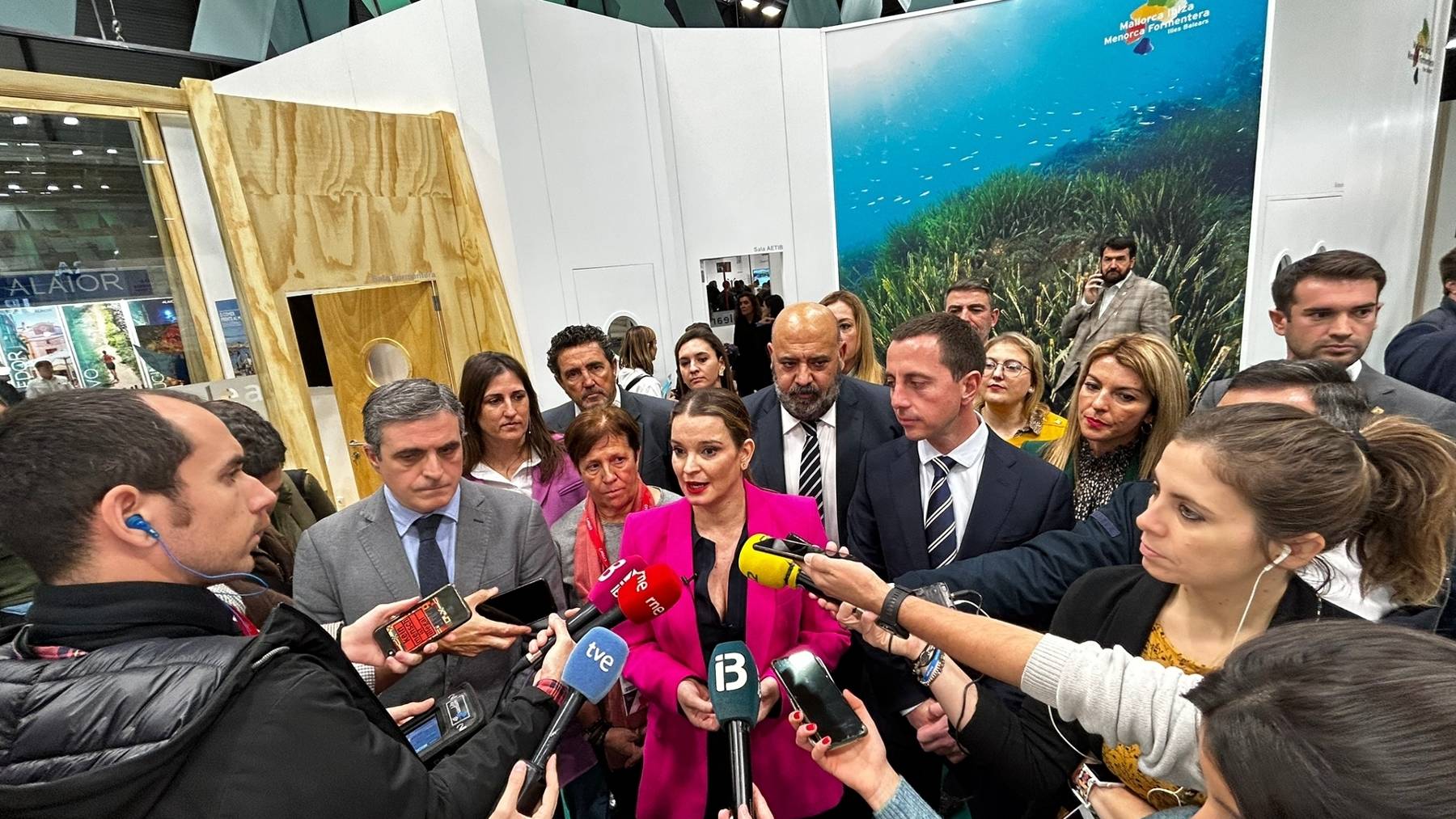 Marga Prohens atiende a los medios en la Feria Turística de Madrid.