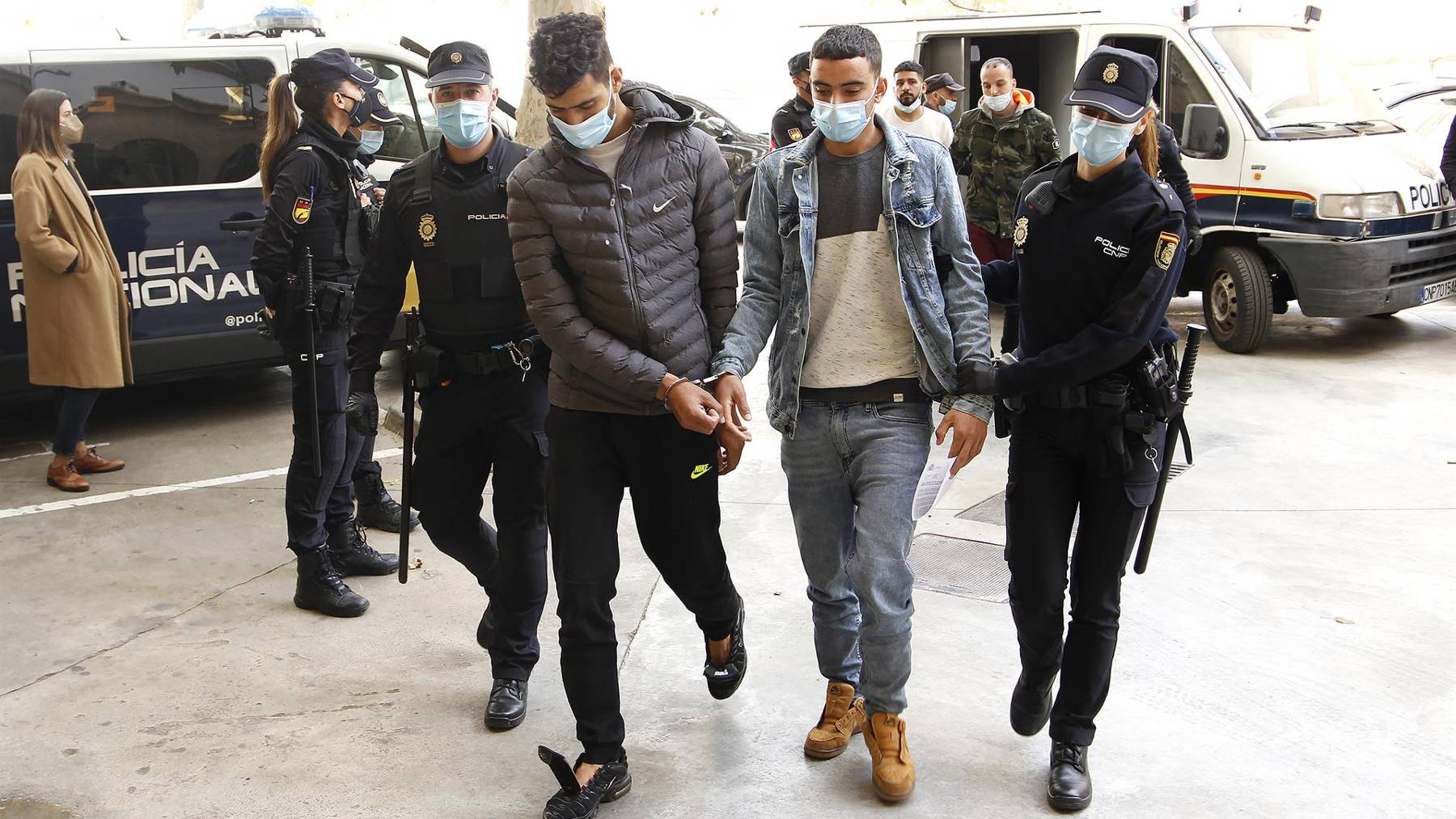 Dos de los marroquíes detenidos, a su llegada al Juzgado tras el arresto por el incidente en el aeropuerto de Palma.  (Europa Press)