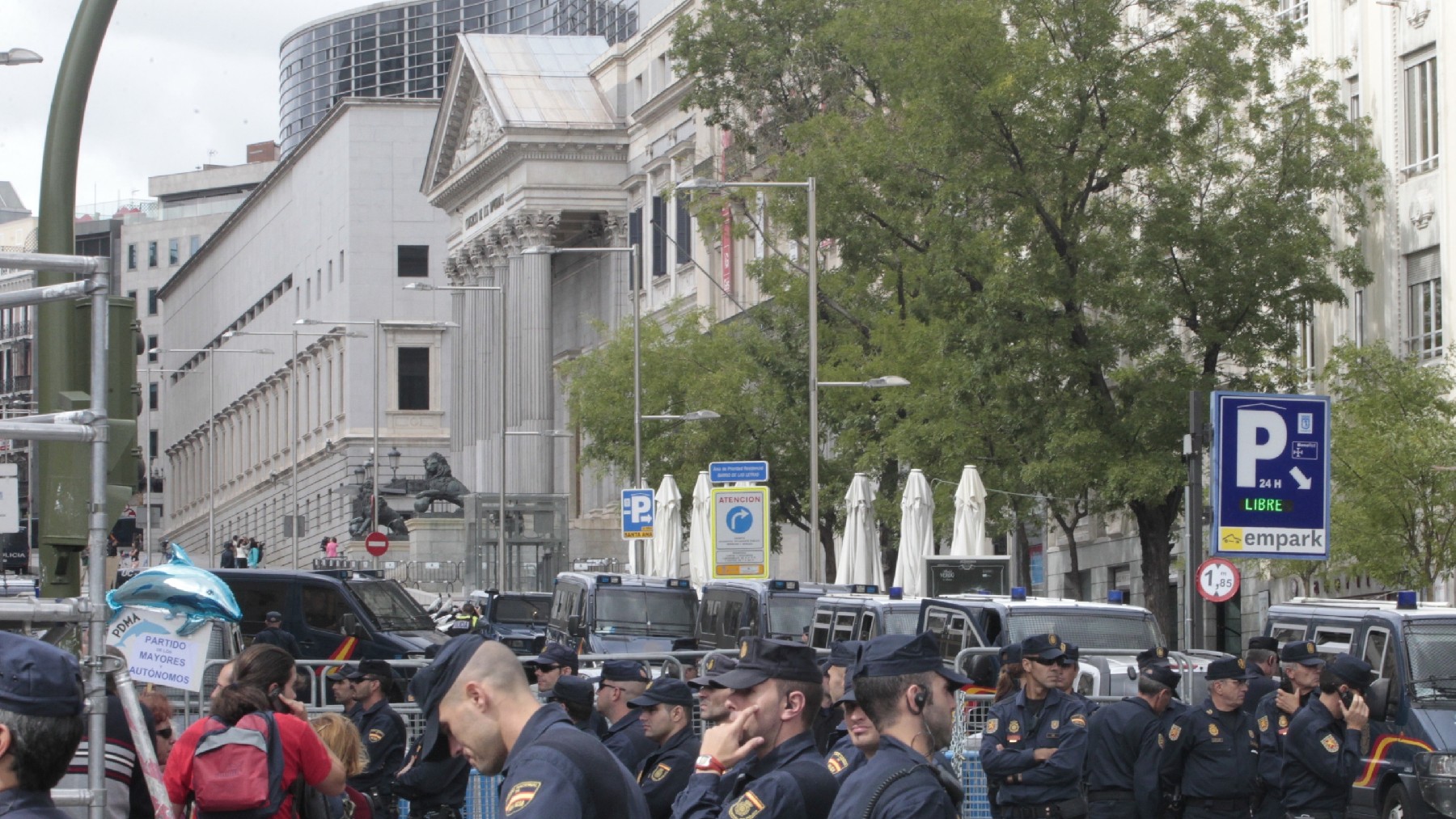 Despliegue policial delante del Congreso. (Foto: EP)