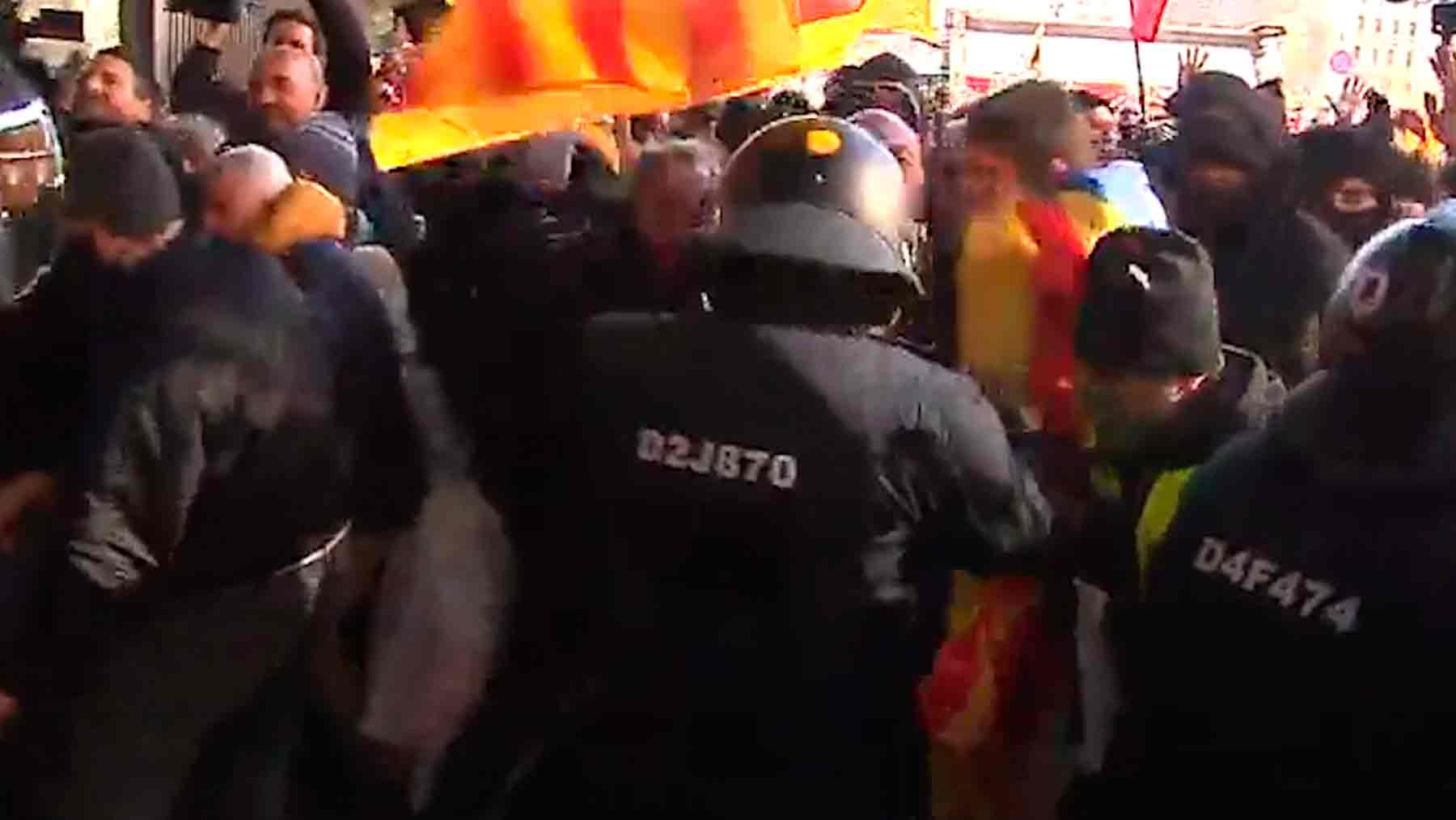 Los manifestantes independentistas agreden a la Policía
