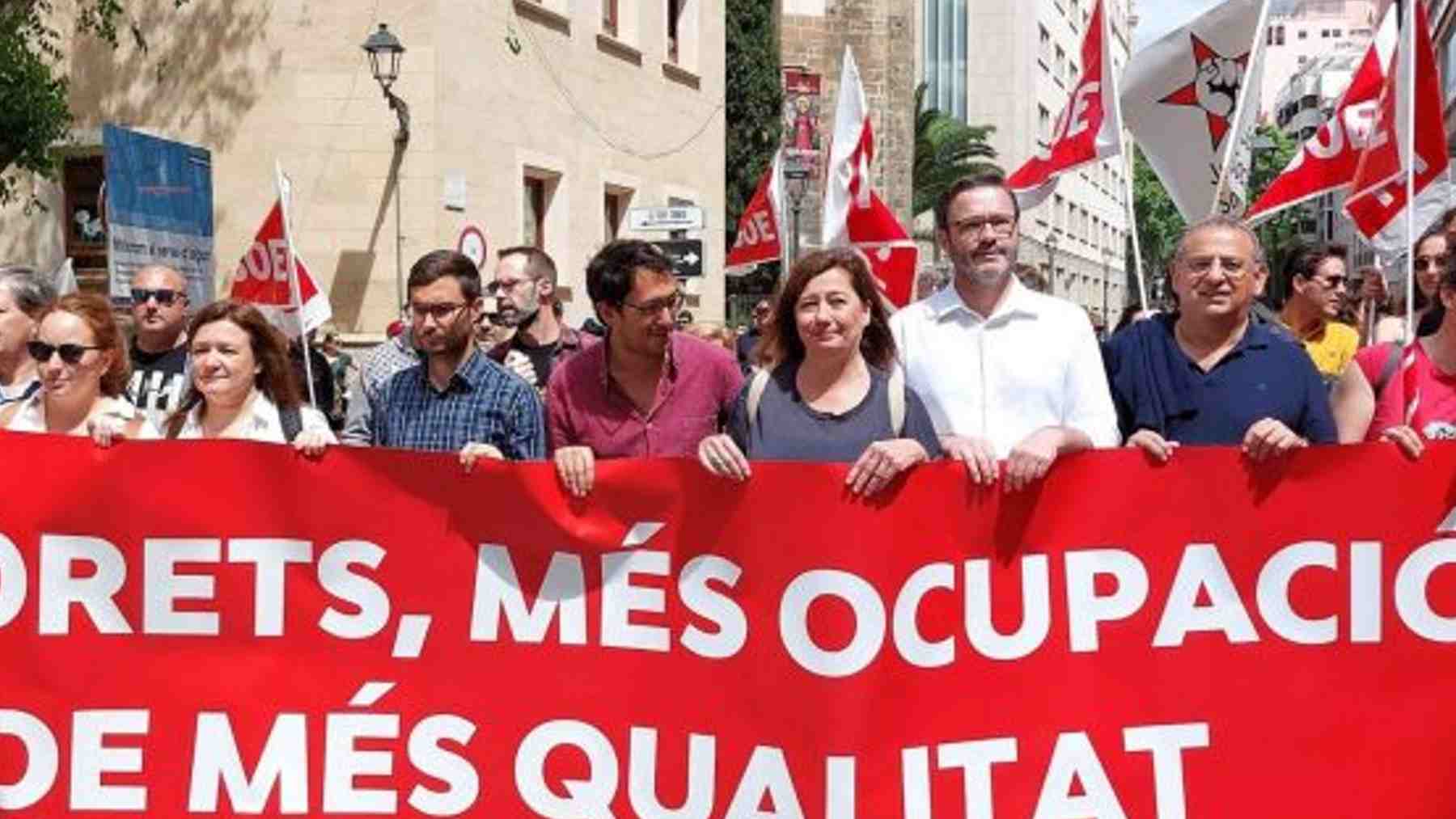 La presidenta del Govern, Francina Armengol, y otros dirigentes socialistas en la manifestación del pasado uno de mayo.