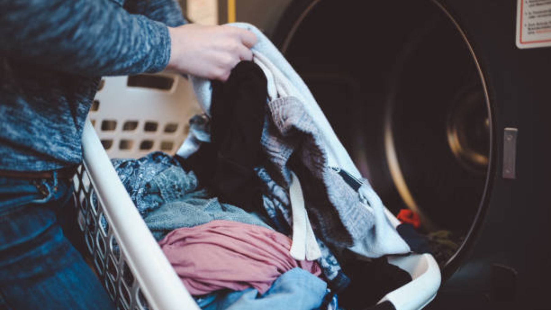 El truco viral para sacar la ropa casi seca la lavadora