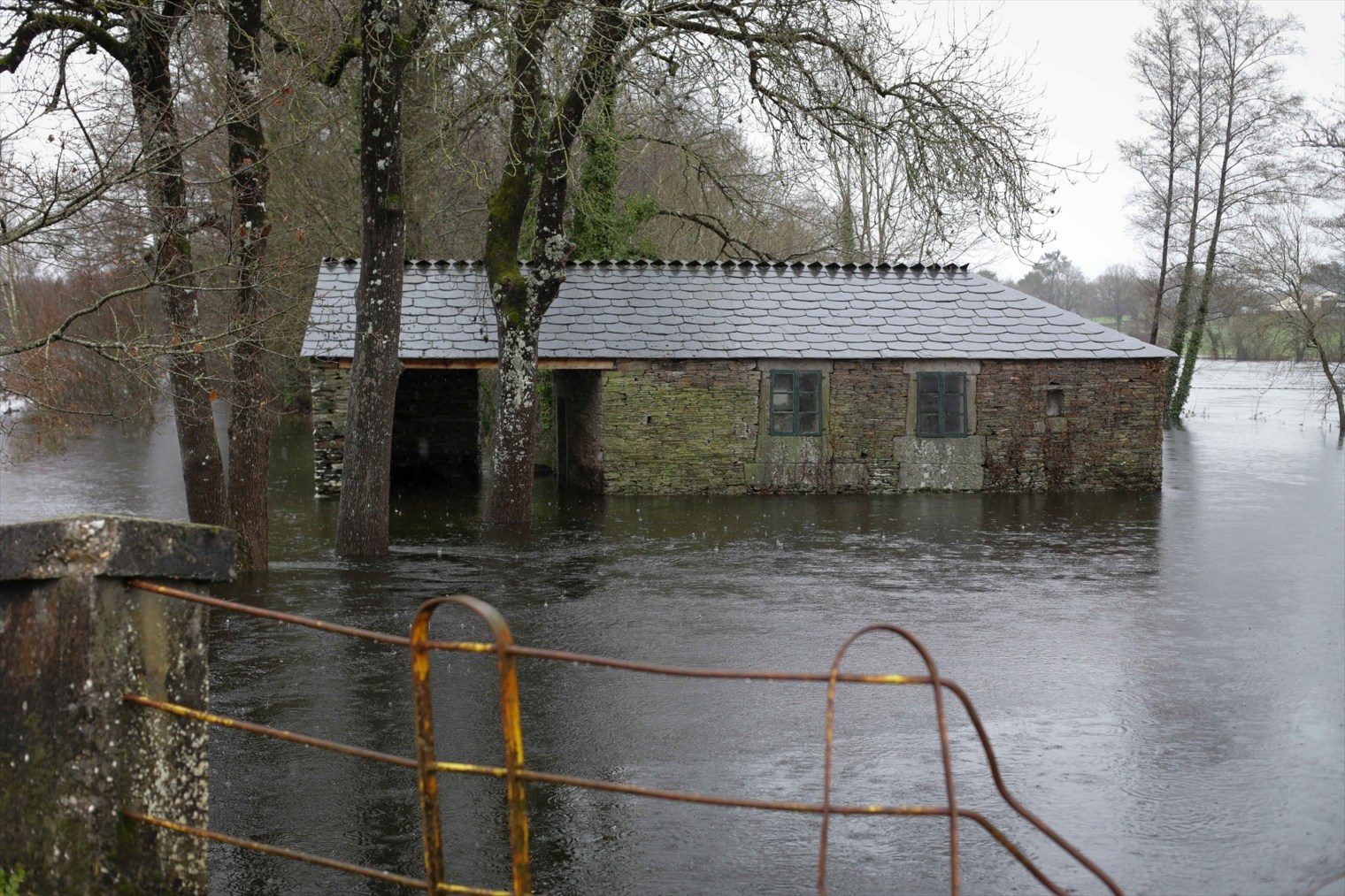 Inundaciones por el desbordamiento de un río en la comarca de Tierra Llana (Lugo)