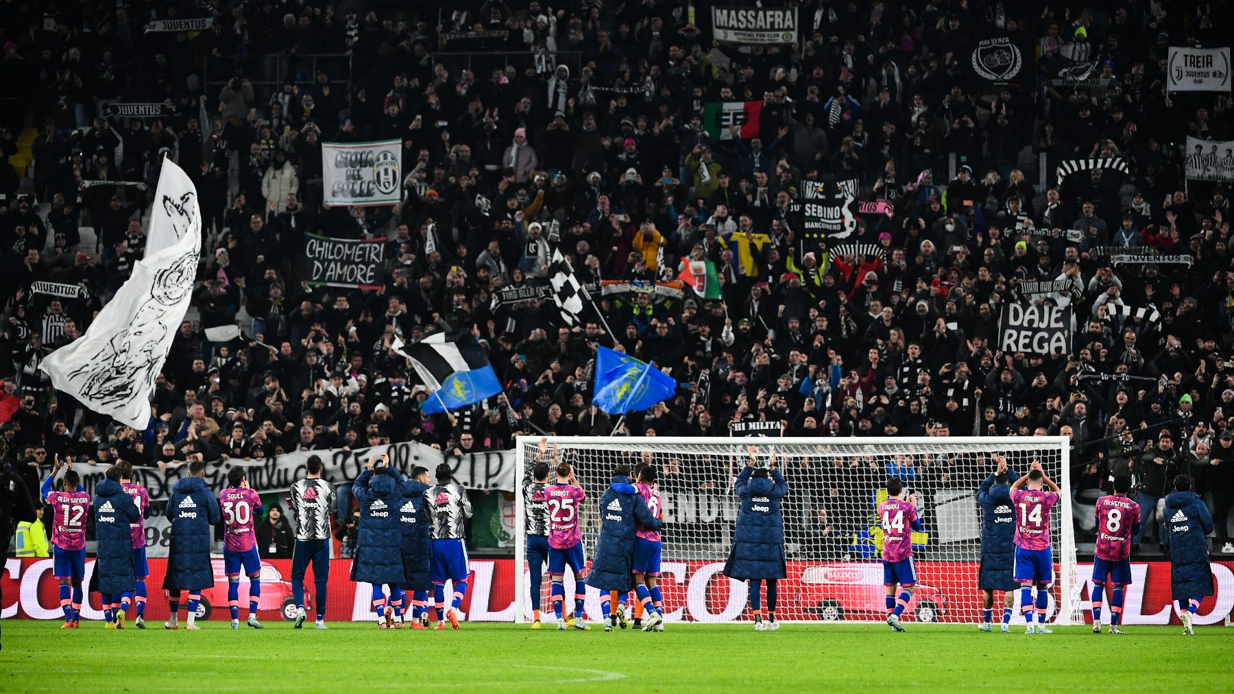 Los jugadores de la Juventus saludan a la afición tras un partido. (AFP)