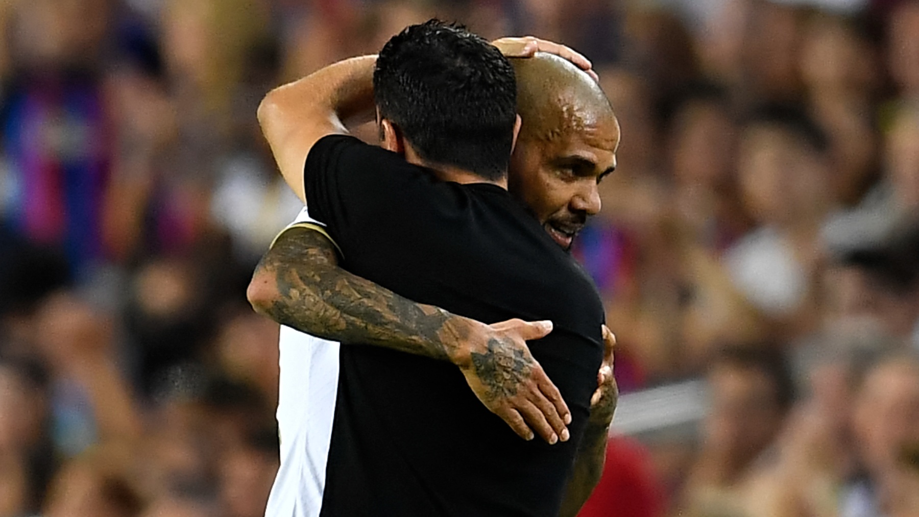 Xavi abraza a Dani Alves en el homenaje que recibió en el Camp Nou. (Getty)
