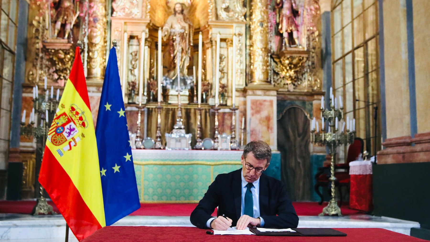 Feijóo firmando en Cádiz su plan de regeneración. (Foto: EP)