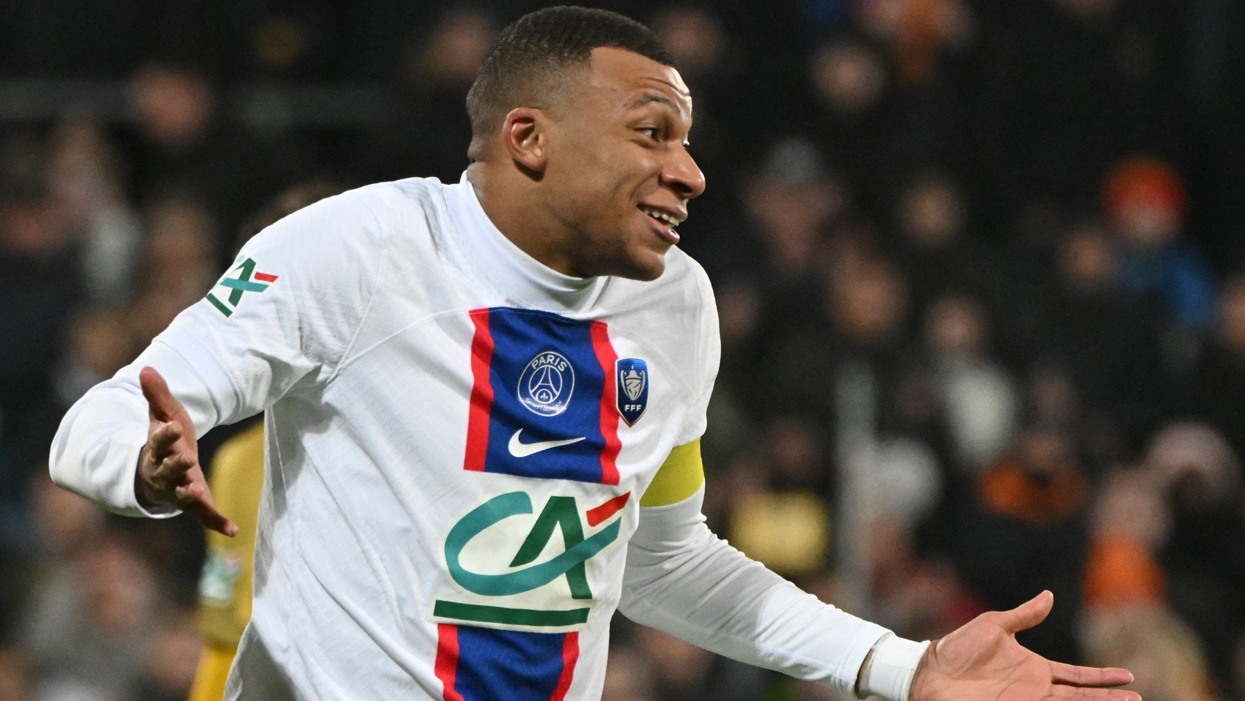 Mbappé celebra uno de sus cinco goles al Pays de Cassel. (AFP)