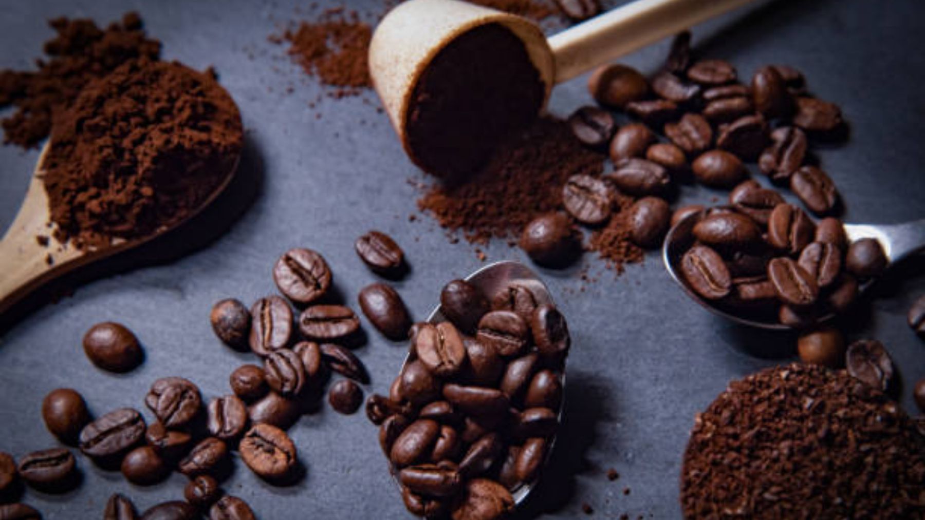 Cafetera que muele el grano de café 