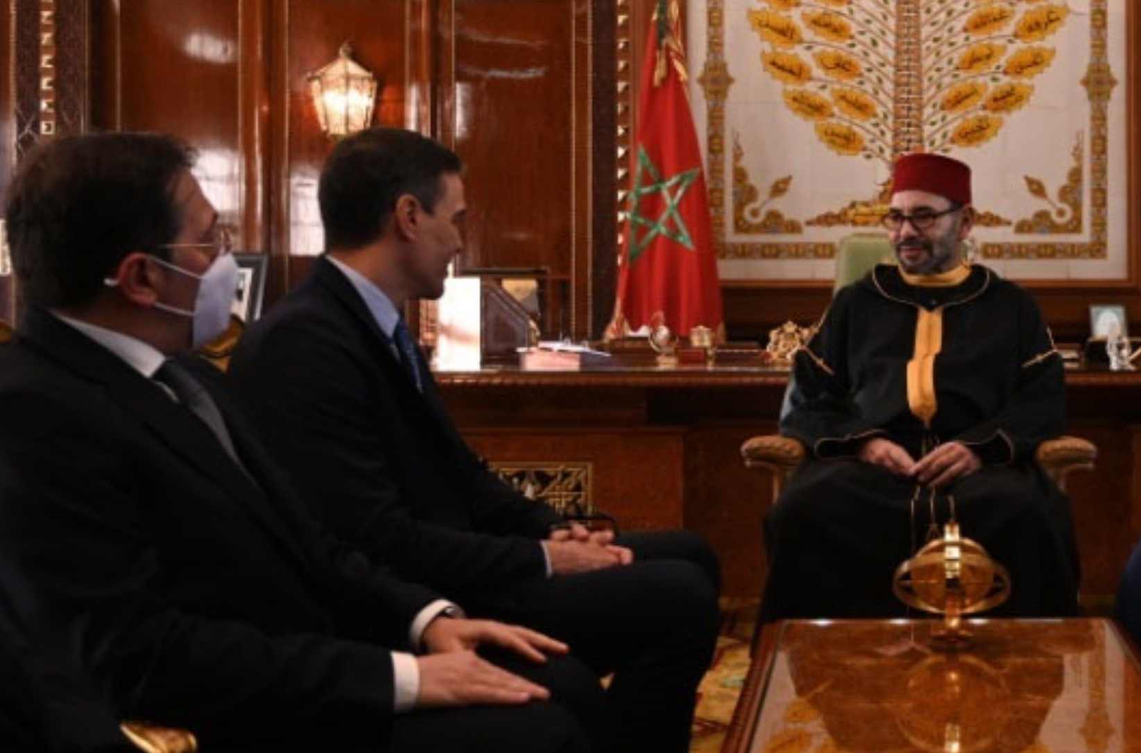 Pedro Sánchez durante su reunión con el rey Mohamed VI en Rabat.