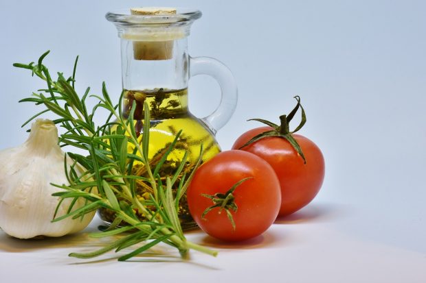 tomate aceite y albahaca
