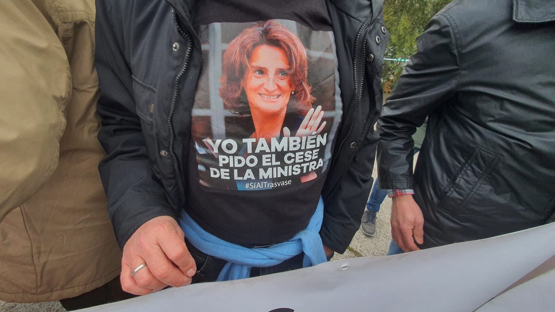 Un agricultor con una camiseta pidiendo la dimisión de Teresa Ribera en la concentración de hoy.