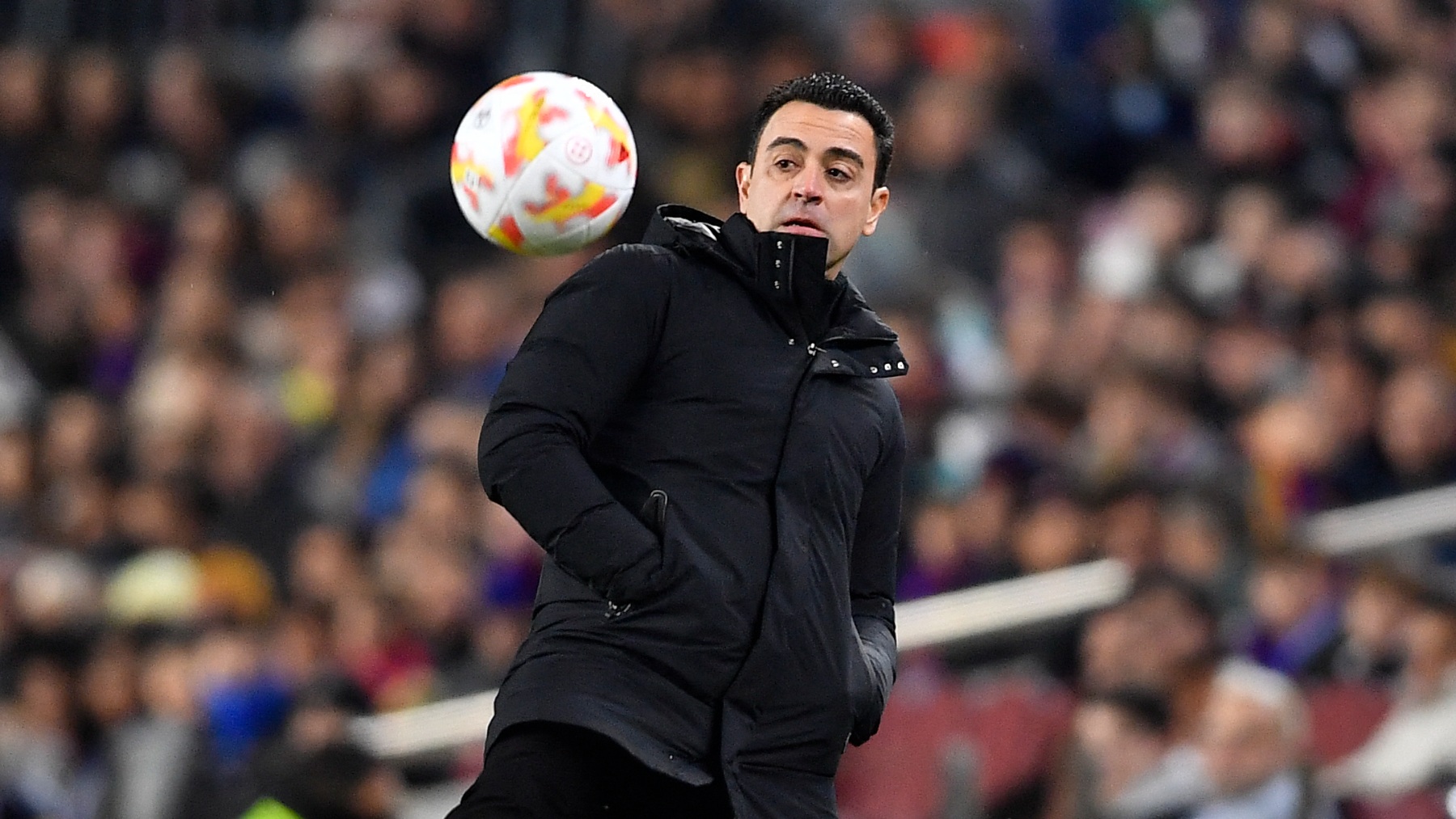 Xavi controla un balón en la banda. (AFP)