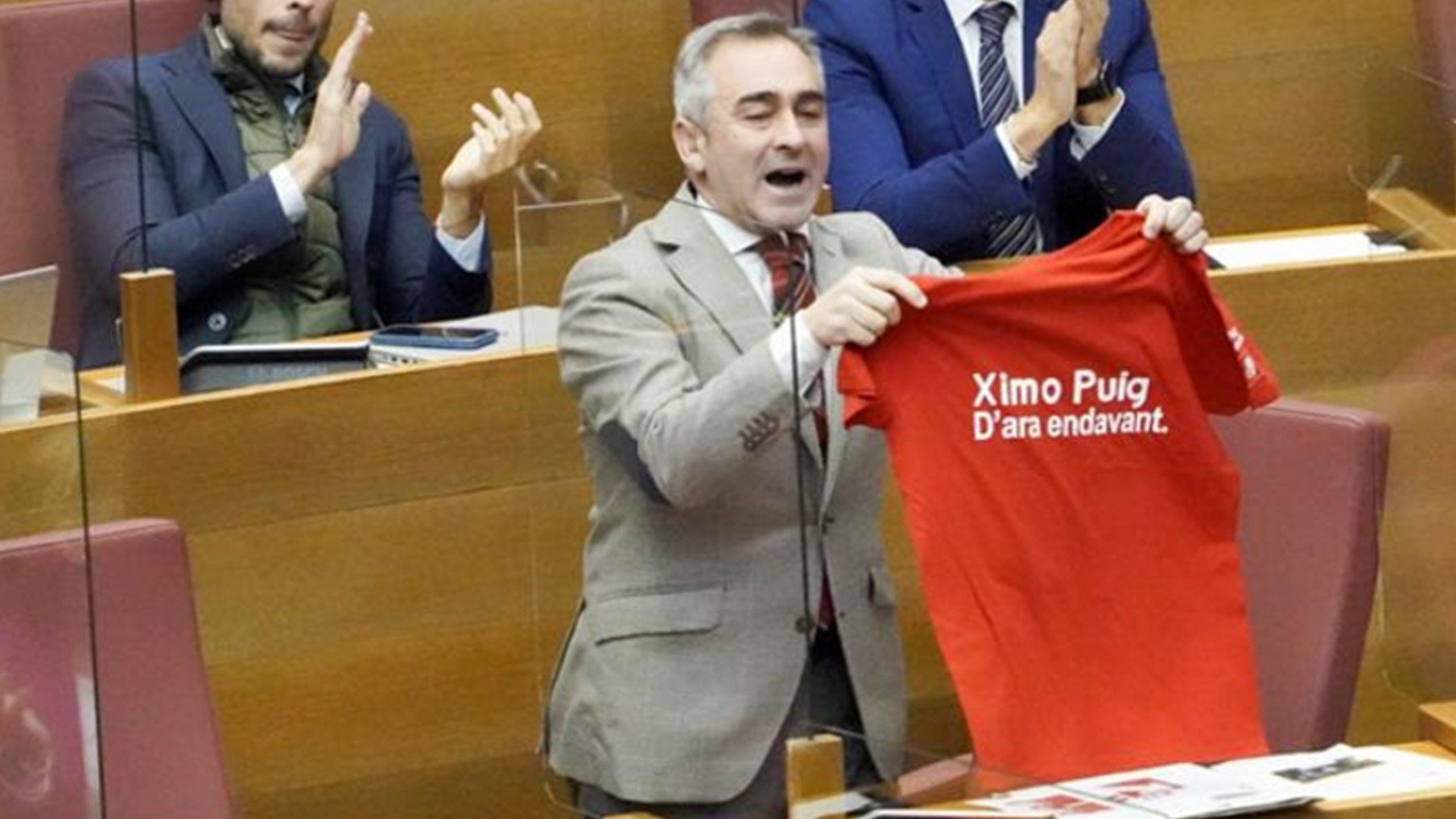 En la imagen, Miguel Barrachina sostiene la camiseta de Ximo Puig bajo sospecha en el ‘caso Azud’.