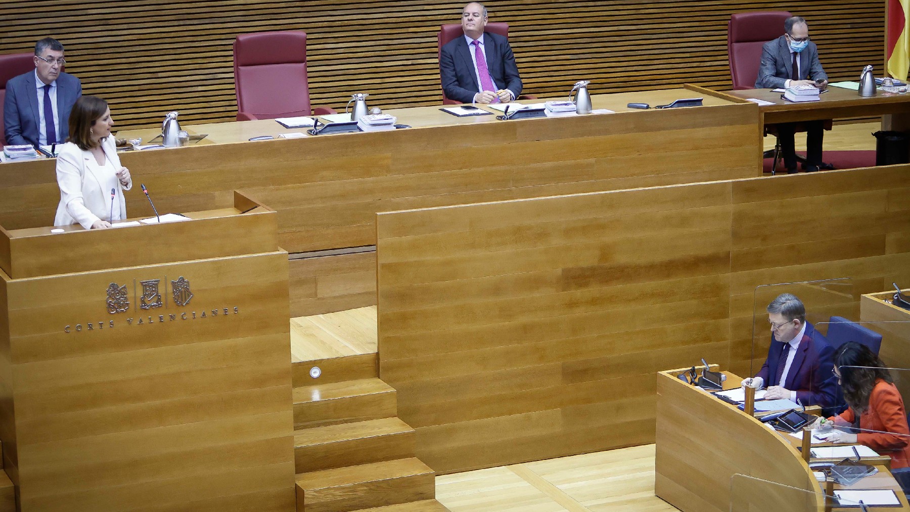 Catalá mira fijamente a Ximo Puig desde la tribuna de oradores, hoy, en las Cortes Valencianas.