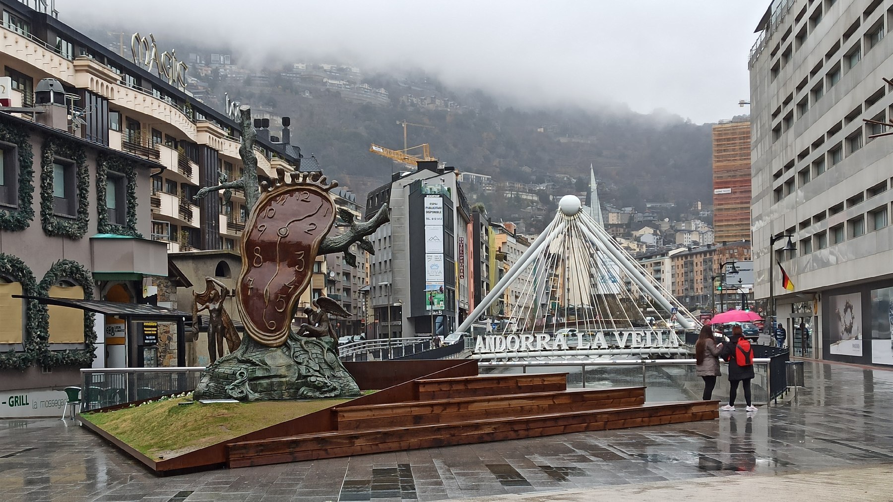Plaza de la Rotonda en Andorra, que alberga la escultura «Nobleza de los tiempos» de Salvador Dalí.