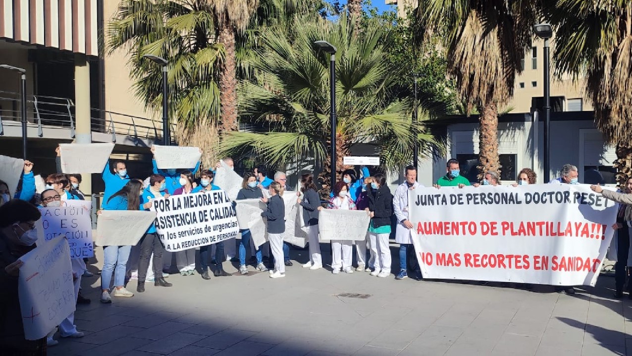 Trabajadores del hospital Doctor Peset de Valencia en su protesta de hoy ante la puerta de Urgencias.