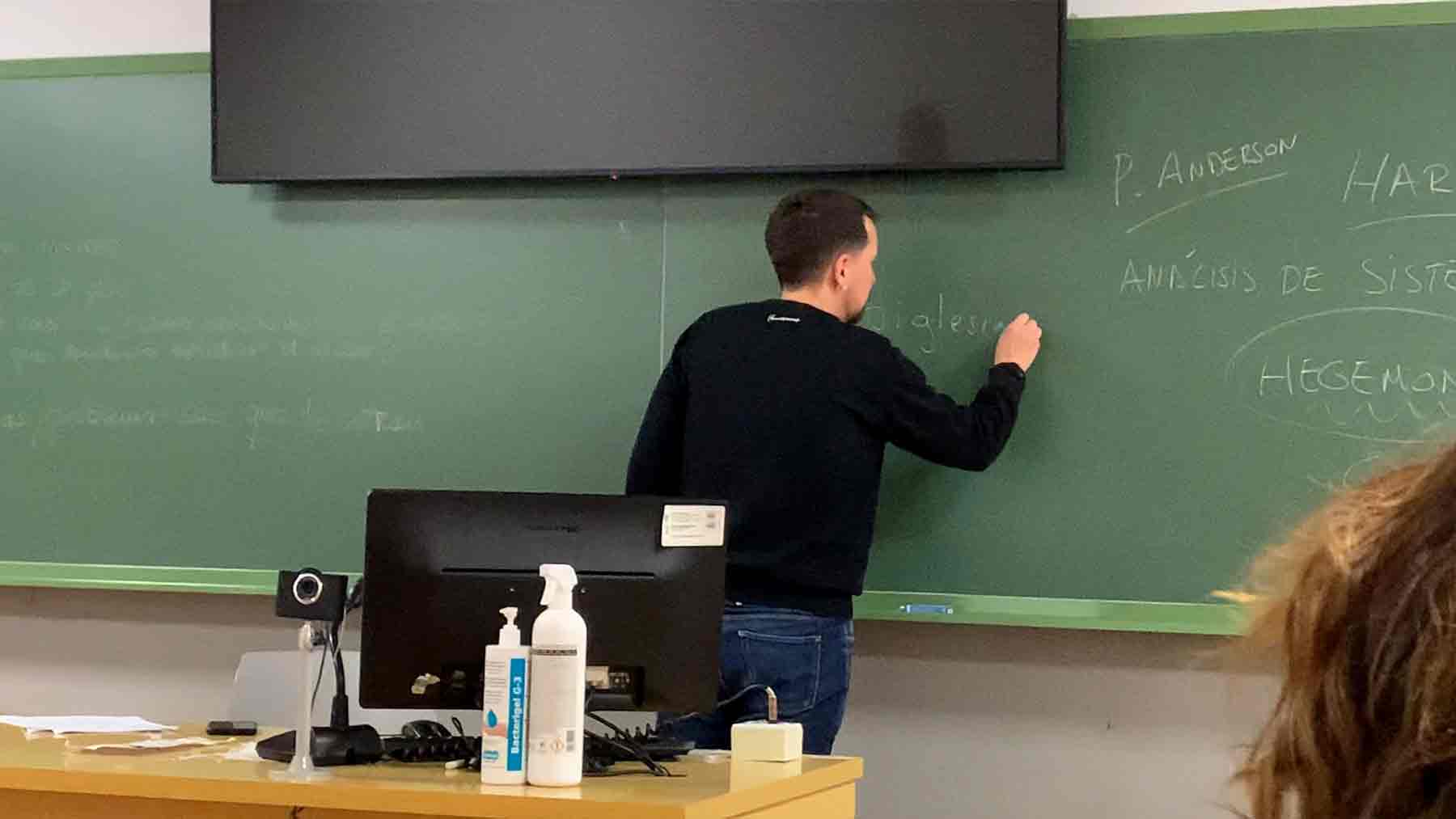 Pablo Iglesias dando clases en la universidad Complutense.