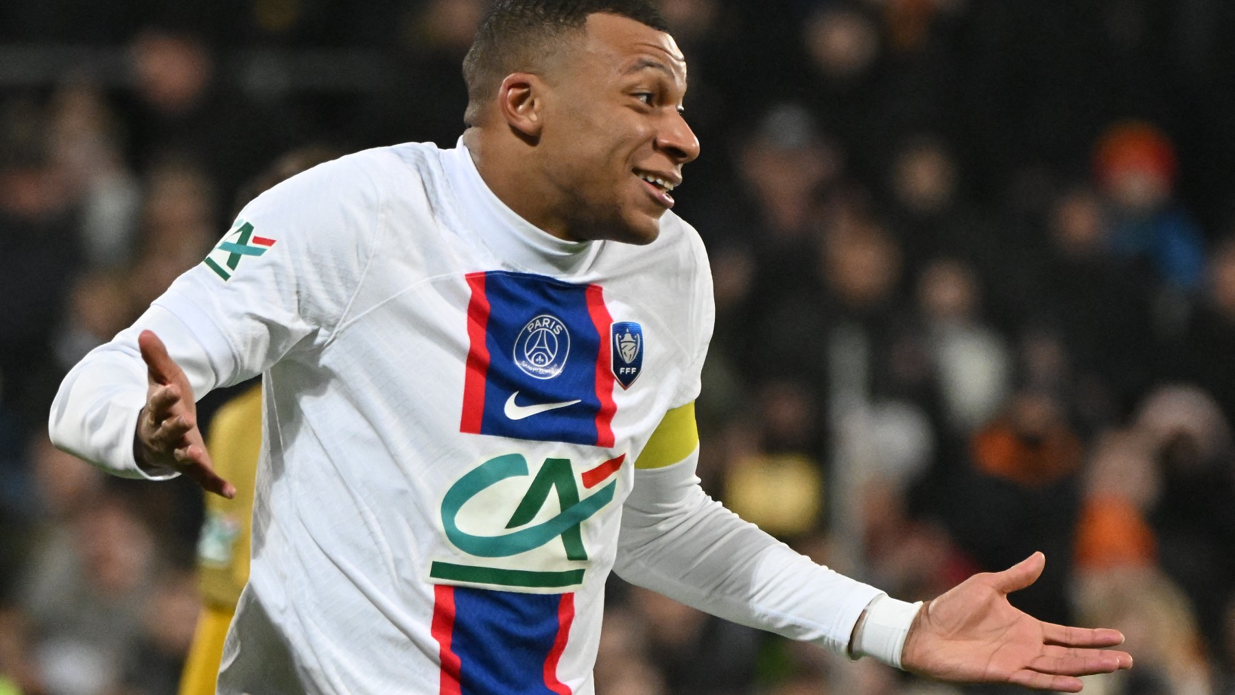 Kylian Mbappé, con el brazalete de capitán durante el partido de Copa. (AFP)