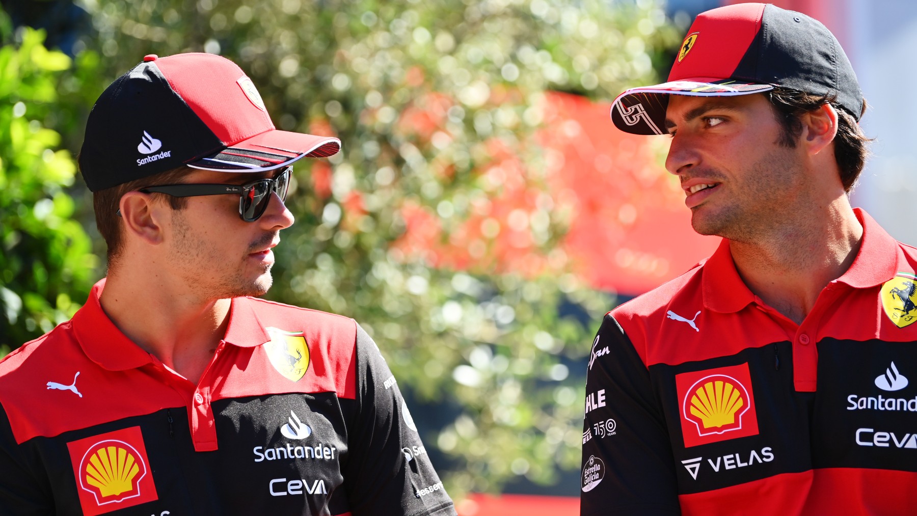 Carlos Sainz y Charles Leclerc, durante un gran premio la pasada temporada. (Getty)