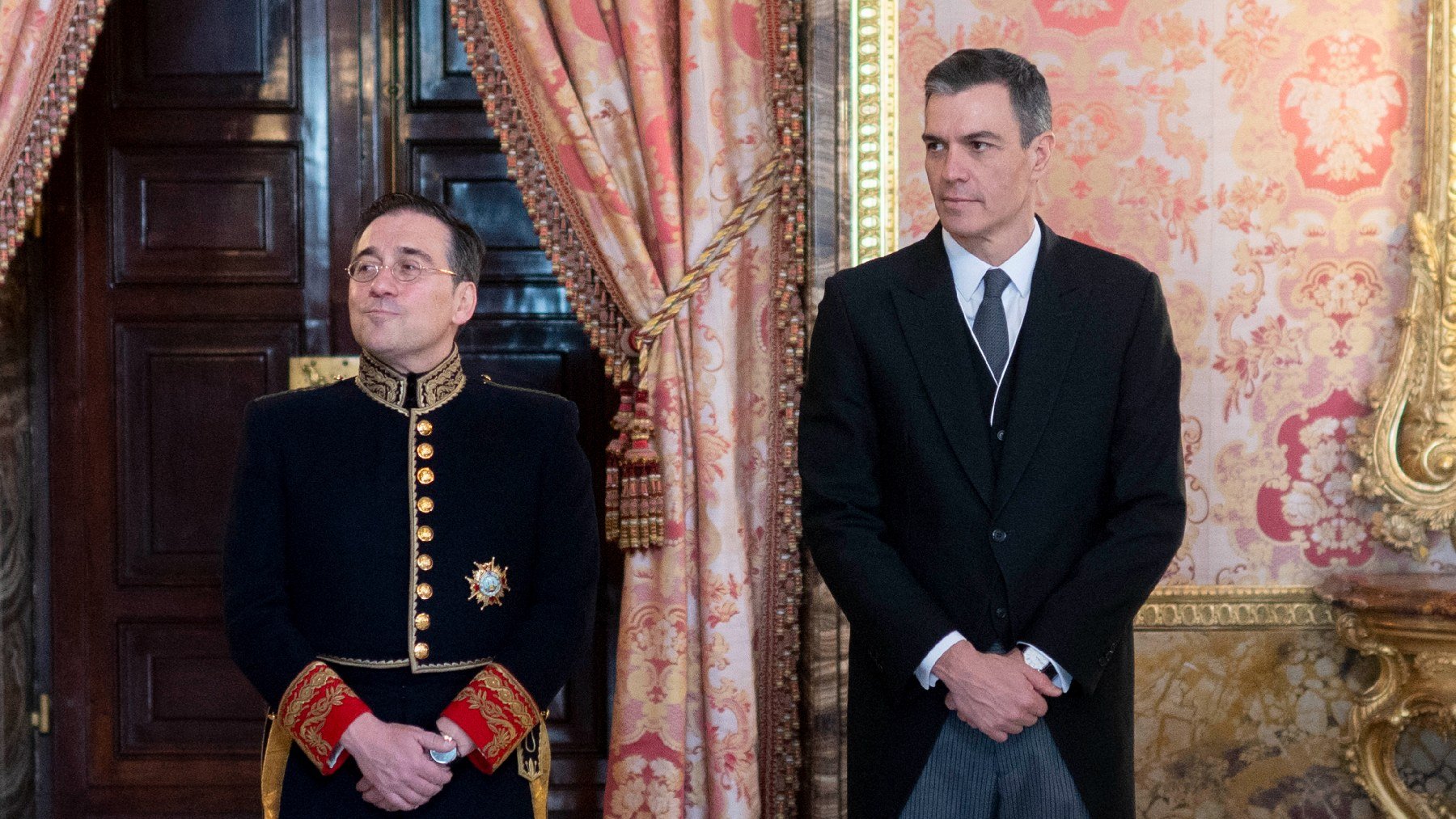 Pedro Sánchez y el ministro Albares. (Foto: EP)