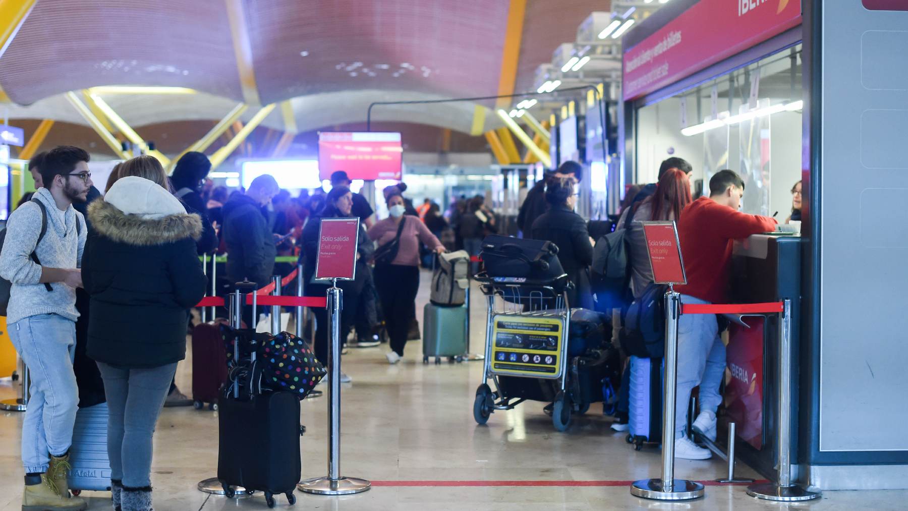 Afectados por los retrasos de los vuelos de Iberia el sábado, en el aeropuerto de Madrid Barajas. Gustavo Valiente / Europa Press