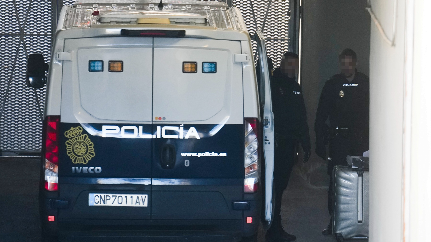 Un furgón policial entra en el garaje de la Audiencia Nacional, donde comparece este lunes Yassine Kanjaa (EFE).