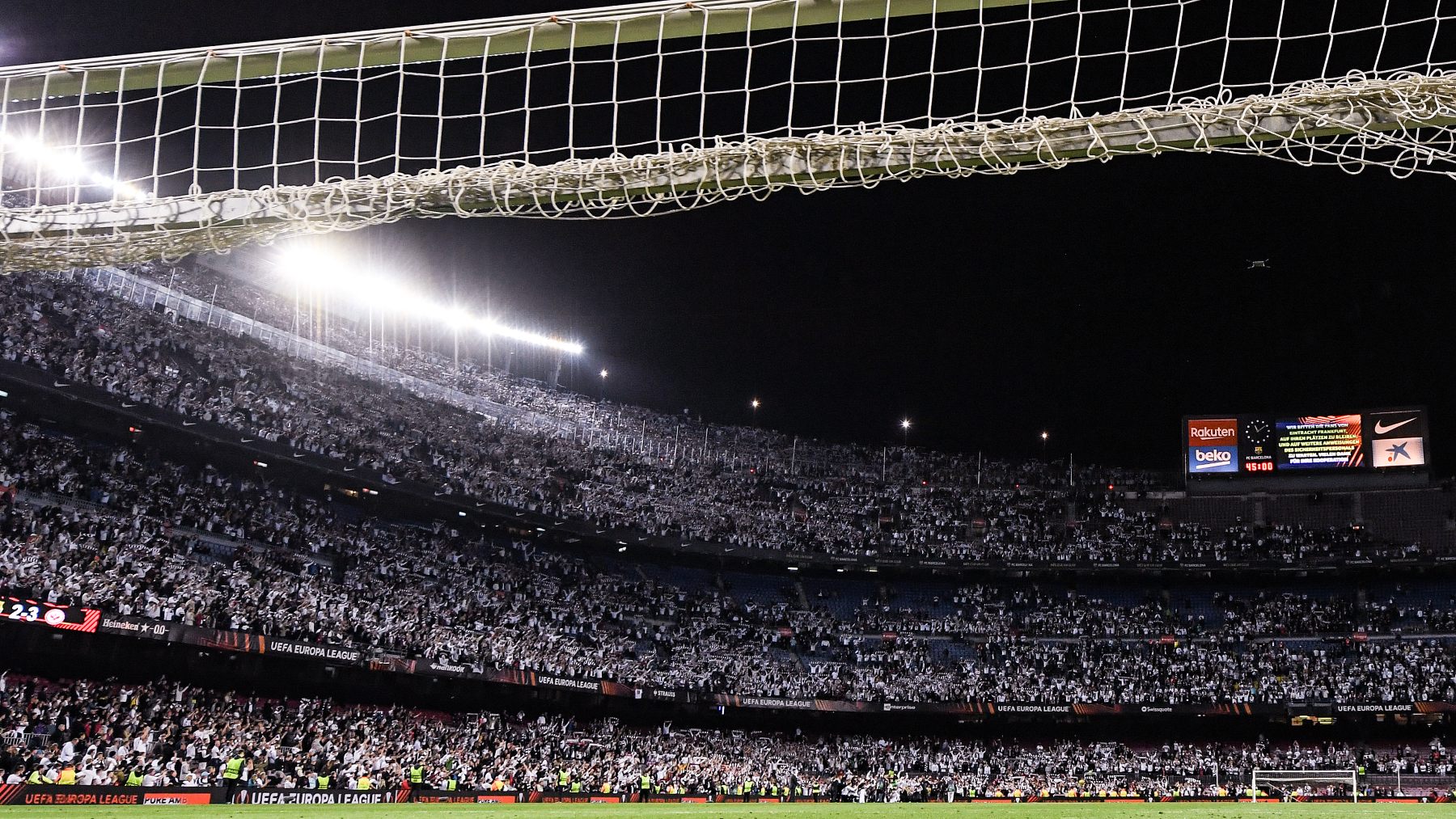 El Camp Nou, invadido por los aficionados del Eintracht. (Getty)