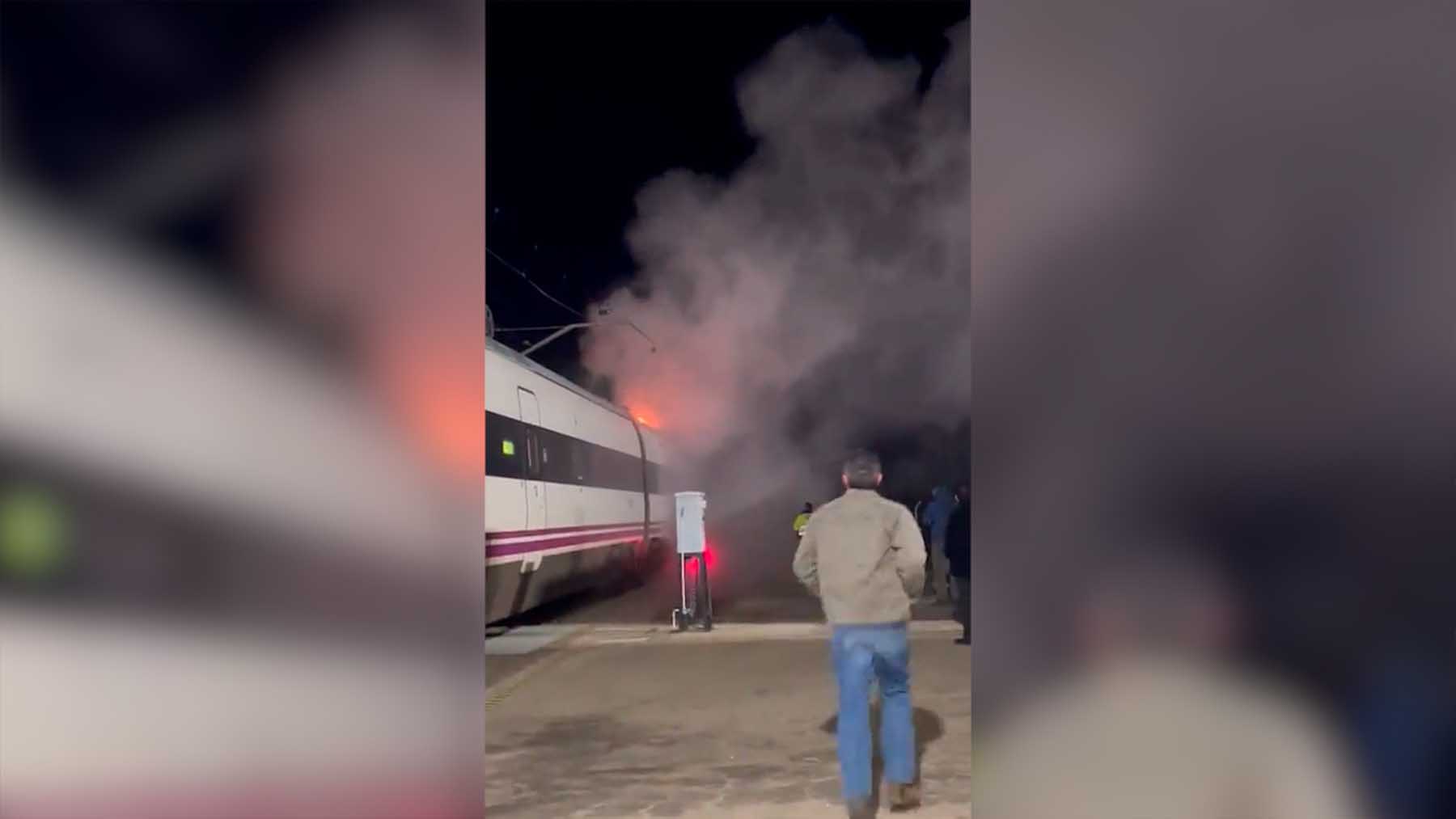 Cinco heridos y más de 100 pasajeros evacuados por el incendio en el techo de un tren en Córdoba.