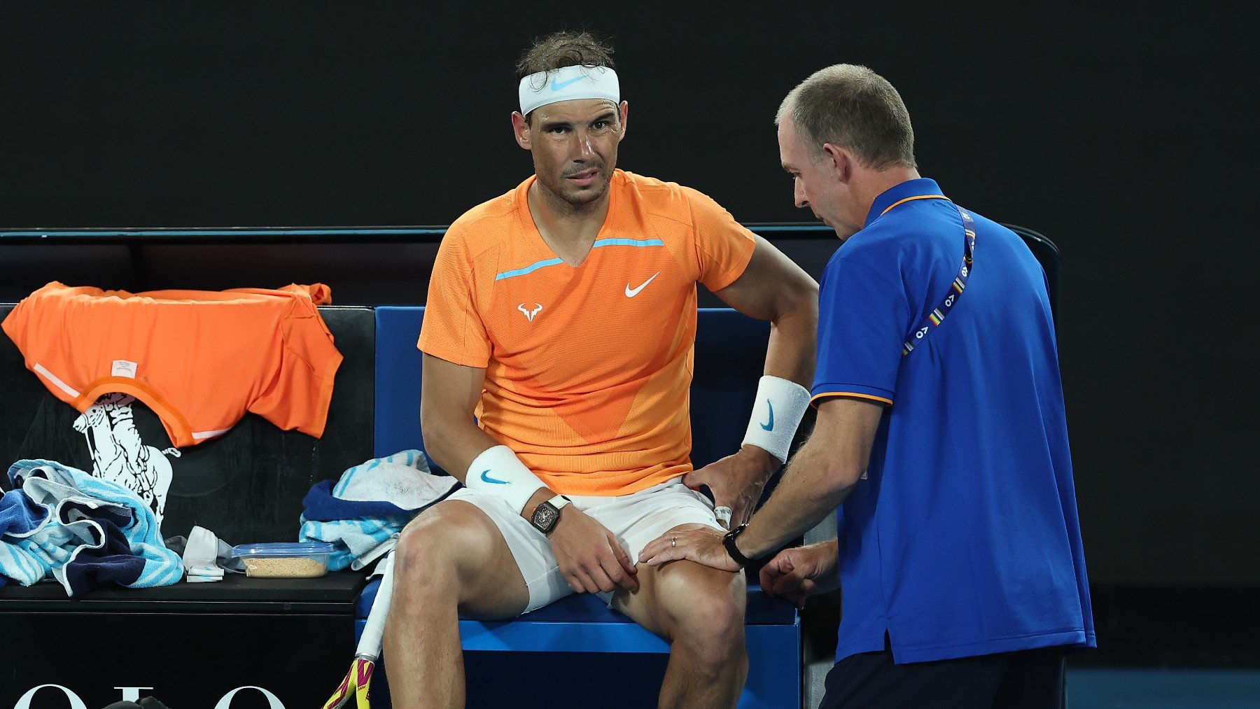 Rafa Nadal, atendido por los médicos. (Getty)