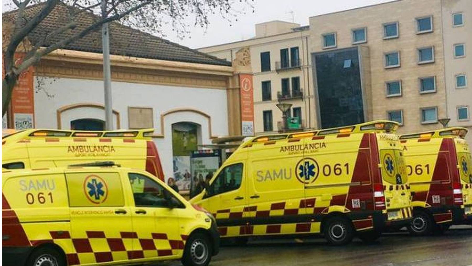 Ambulancias del 061 en el centro de Palma.