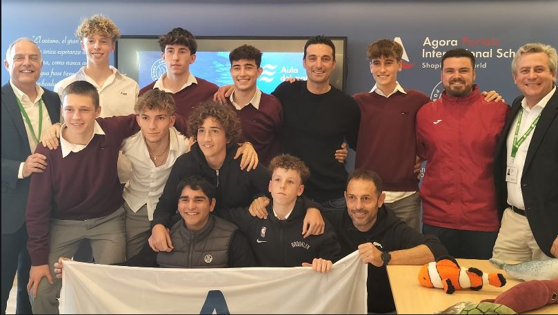 El seleccionador argentino, Lionel Scaloni, junto a los alumnos del Agora Portals.